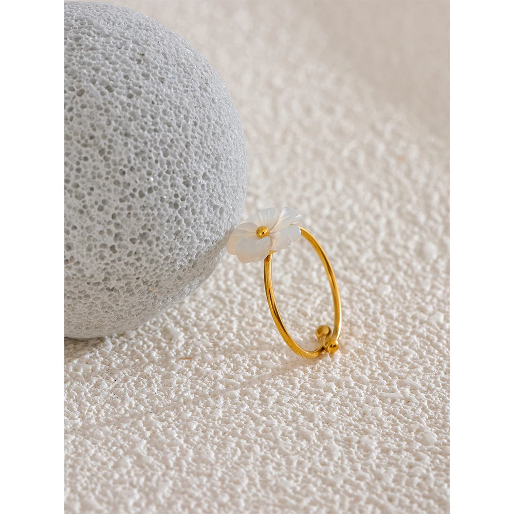 Golden Shell Geometric Ring