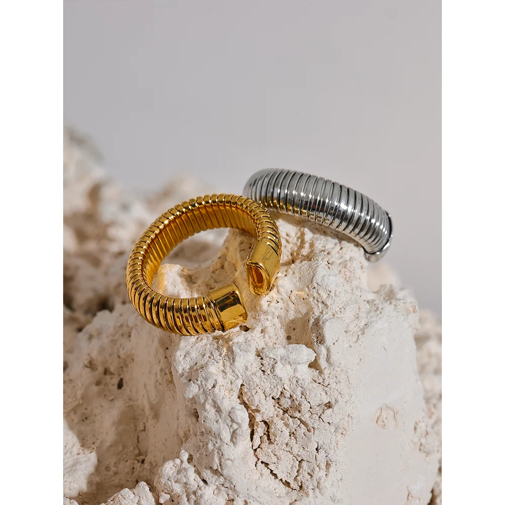 Aurelia Coil Ring